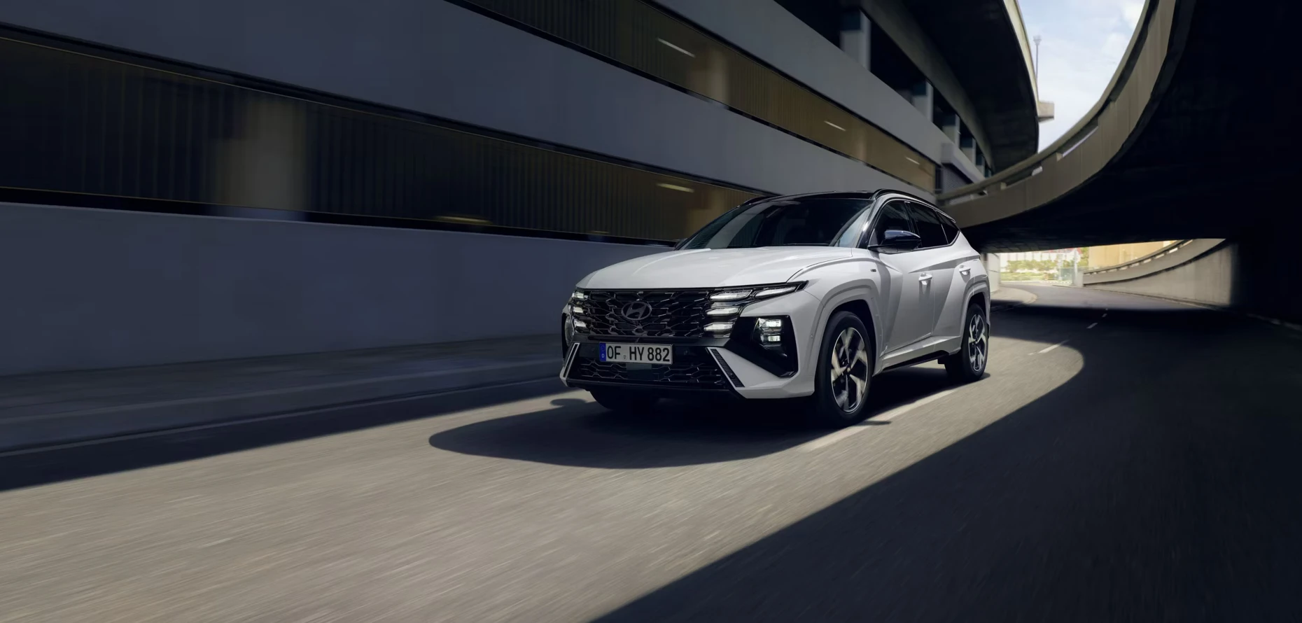 HMD Tucson Nline 2024 Exterior Fahren 21X9