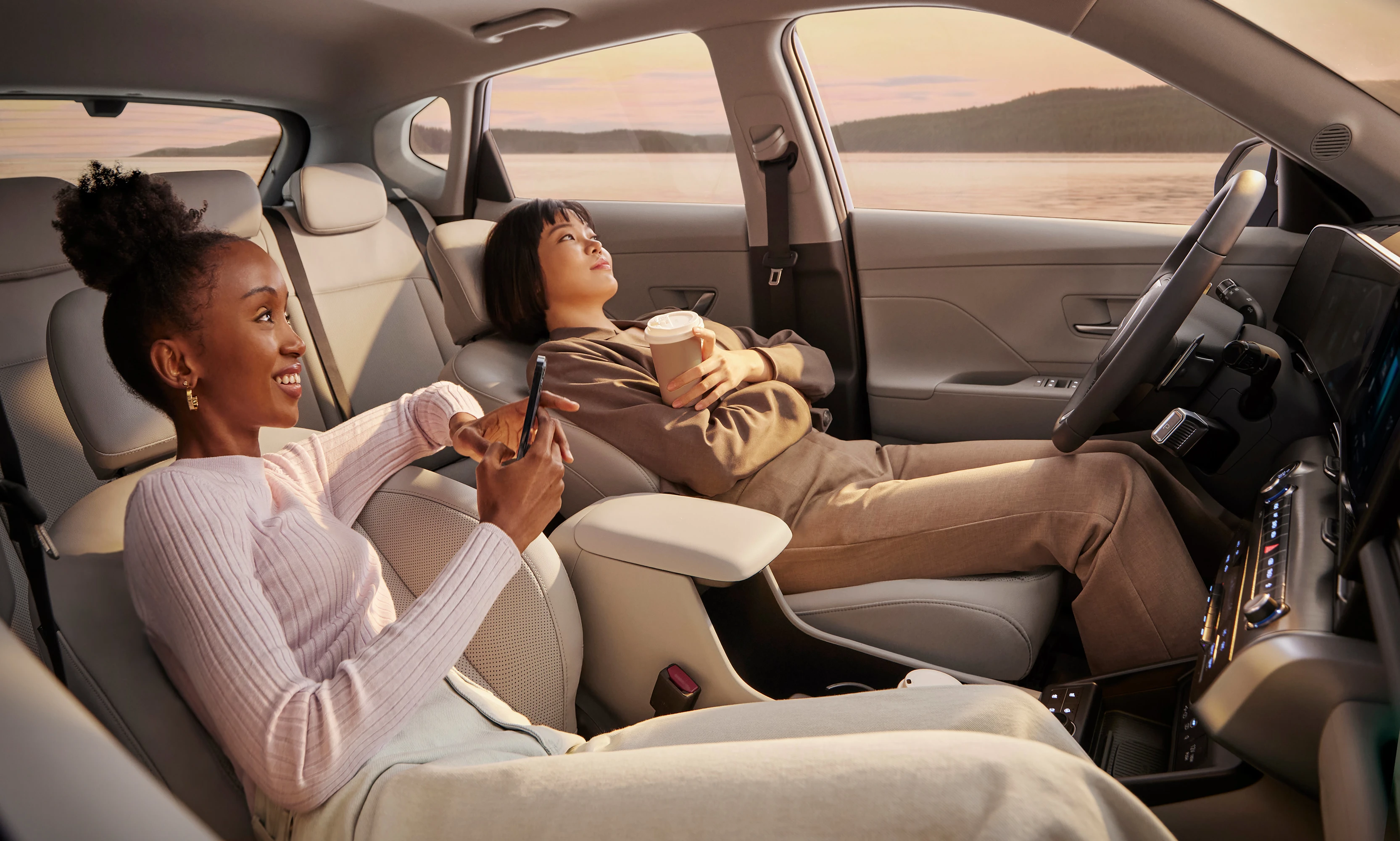 hyundai kona zwei frauen liegen im großen innenraum genug platz